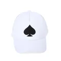 Dettaglio del ricamo a picche sul cappellino bianco in rete traspirante - Regolabile / Bianco