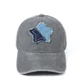 Primer plano de gorra de béisbol gris lavado con parches de estrellas en denim deshilachado - Ajustable / Gris