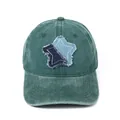 Detalle de gorra de béisbol vintage lavada con parches de estrellas y costuras blancas - Ajustable / Verde
