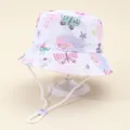 Détail d'un chapeau de soleil enfant avec motifs papillons et cordon de serrage violet réglable - Fleurs Papillons Blanc (Style 12)