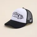 Trucker Cap in Kontrastfarben mit Comic-Stickerei und kunstvollem Slogan-Druck - Schwarz