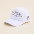 Detail der weißen Mesh-Basecap mit grauer ALWED-Stickerei und Cartoon-Seitenaufnäher - Weiß