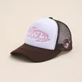 Detailansicht der braun-weißen Trucker-Cap mit rosa KOWED-Stickerei und Netzmaterial - Kaffeebraun