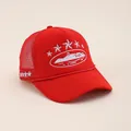 Detail der roten Trucker Cap mit weißer Stickerei und atmungsaktivem Mesh-Material - Verstellbar / Rot