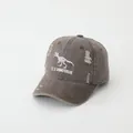Detalle de gorra de algodón lavado con bordado de esqueleto dinosaurio y efecto usado - 50-54cm / café