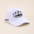 Weiße Mesh Trucker Cap mit schwarzer Sternstickerei und malerischem Berg-Patch-Design - Verstellbar / Weiß