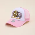 Dettaglio della toppa ricamata STURD e sticker olografico sul berretto trucker rosa - Regolabile / Rosa