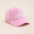 Detail der weißen Sternstickerei und Aufnäher auf der pinkfarbenen Mesh-Trucker-Mütze - Verstellbar / Rosa