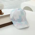 Nahaufnahme der rosa-blauen Tie-Dye Baseballkappe mit weißen Schmetterlingsmustern - 51-54CM Kopfumfang / Schmetterling