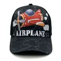 Detail der Kinder-Baseballkappe mit rotem Flugzeug-Cartoon und Kartenstruktur-Print - Flugzeug-Karten-Stil / Schwarz
