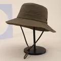 Detail eines Outdoor-Sonnenhuts mit verstellbarem Windseil und atmungsaktiven Metallösen - Kaffeebraun