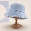 Chapeau bob en jean bleu clair pour femme avec bordure en dentelle blanche sur socle - 58cm / Bleu clair