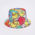 Dettaglio del cappello alla pescatora colorato con stampe di anatre e cuciture - Anatra dei Cartoni Animati Patchwork Colorato