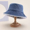 Bob en jean bleu avec bordure en dentelle blanche sur un support en bois, style romantique - 58cm / Bleu