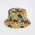Dettaglio di un cappello a secchiello in cotone con stampa di anatre gialle all-over - Anatra dei Cartoni Animati Gialla con Cappellino