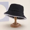 Chapeau bob en denim noir pour femme avec bordure en dentelle blanche sur socle bois - 58cm / Noir