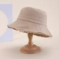 Cappello a secchiello beige da donna con bordo sfrangiato su supporto in legno - Circonferenza della testa 58cm / Cachi