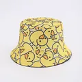 Dettaglio del cappello alla pescatora giallo con simpatiche stampe di anatre su tela resistente - Anatra dei Cartoni Animati Gialla Ovunque