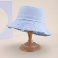 Dettaglio del cappello alla pescatora in denim azzurro con bordi a frange e cuciture fitte - Circonferenza della testa 58cm / Azzurro
