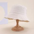 Cappello da pescatore in tela beige vintage con bordi sfrangiati su base in legno - Circonferenza della testa 58cm / Bianco Sporco