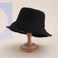 Cappello da pescatore vintage in cotone nero con bordi sfrangiati su supporto di legno - Circonferenza della testa 58cm / Nero