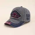 Nahaufnahme der Vintage-Baumwollkappe mit New York Adler-Stickerei und Details - Grau