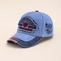 Detail der vintage blauen Baseballkappe mit New York Stickerei und Distressed-Patchwork-Texturen - Blau