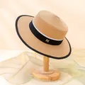 Eleganter flacher Strohhut mit schwarzem Band und goldenem M-Metallemblem-Detail - Erwachsene Kopfumfang 58cm / Khaki