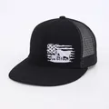 Detalle del bordado de bandera estadounidense y vaca en la gorra trucker de malla negra - Negro