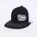 Gorra trucker blanca y negra con bordado de silueta de vaca y bandera de EE. UU. - Negro & Blanco