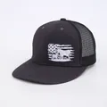 Detalle de gorra trucker negra de malla con bordado de silueta de vaca y bandera frontal - Gris
