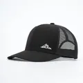 Vue détaillée d'une casquette trucker noire avec broderie montagne et maille filet - Réglable / Noir