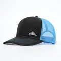 Détail de la broderie de montagne et des panneaux en maille bleue sur la casquette trucker - Réglable / Noir et Bleu