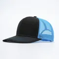 Detail einer Trucker-Cap mit schwarzer Krone und hellblauem, atmungsaktivem Mesh-Netz - Verstellbar / Schwarz und Blau