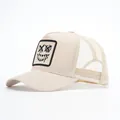 Beigefarbene Trucker-Cap mit schwarzem Totenkopf-Smile-Patch und atmungsaktivem Netz - Verstellbar / Beige