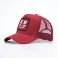 Detail der burgunderroten Trucker-Kappe mit atmungsaktivem Mesh und Smiley-Patch-Stickerei - Verstellbar / Burgunderrot