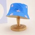 Blauer Kinder Fischerhut mit Sonnenblumenmuster auf Holzständer, wendbares Design - Kinder 54cm / Blume Blau