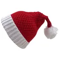 Nahaufnahme einer rot-weißen Strick-Weihnachtsmütze mit Rippstrickbund und Bommel - Umschlag Weiß und Rot