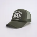 Makroaufnahme der armygrünen Trucker-Cap mit Black Work Text und bedrucktem B-Logo - Verstellbar / Grün