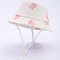 Detail eines Baby-Sonnenhuts mit Hasenmuster und verstellbarem, winddichtem Kinnriemen - Kopfumfang 48-52cm / Kaninchen