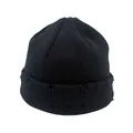 Dettaglio del berretto in maglia a coste nere con fori distressed e texture stile punk - Nero