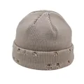 Dettaglio del berretto in maglia con trama a coste e fori decorativi stile vintage - Beige
