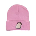 Detail van een roze gebreide muts met een schattig capibara-borduursel op de omslag - Eén maat / Roze