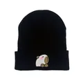 Detail van capibara borduursel op een zwarte gebreide muts voor de winterwarmte - Eén maat / Zwart Stijl 2