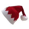 Detalle del gorro de Navidad de punto rojo con pompón blanco y pequeñas campanas de oro - Blanco Rojo Con Campanas