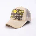 Casquette trucker beige classique avec imprimé poussin jaune et filet respirant - Réglable / Poche zippée