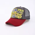 Dettaglio del cappello trucker con rete, visiera rossa e stampa graffiti CATS - Regolabile / Corona Grigia Tesa Rossa