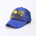 Détail d'une casquette trucker bleue avec imprimé graffiti jaune et visage souriant - Réglable / Bleu