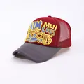 Dettaglio del cappello trucker bordeaux con ricamo di lettere CATS in stile graffiti - Regolabile / Corona Rossa Tesa Grigia