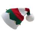 Detalle del tejido del gorro navideño con cascabeles dorados y pompón blanco suave - Borde Pompón Blanco Con Campanas